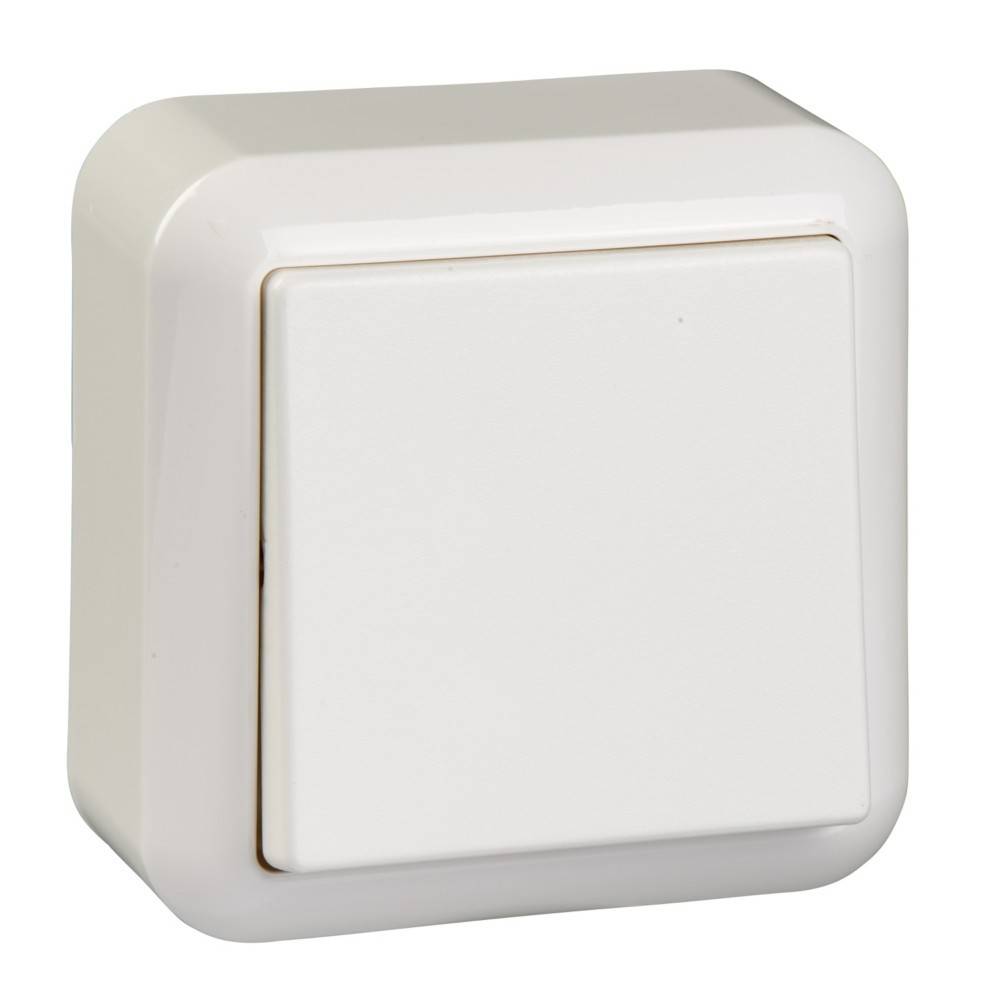 Ein weißer, quadratischer Lichtschalter, der an einer Wand montiert ist und in der 'Aus'-Position gezeigt wird.