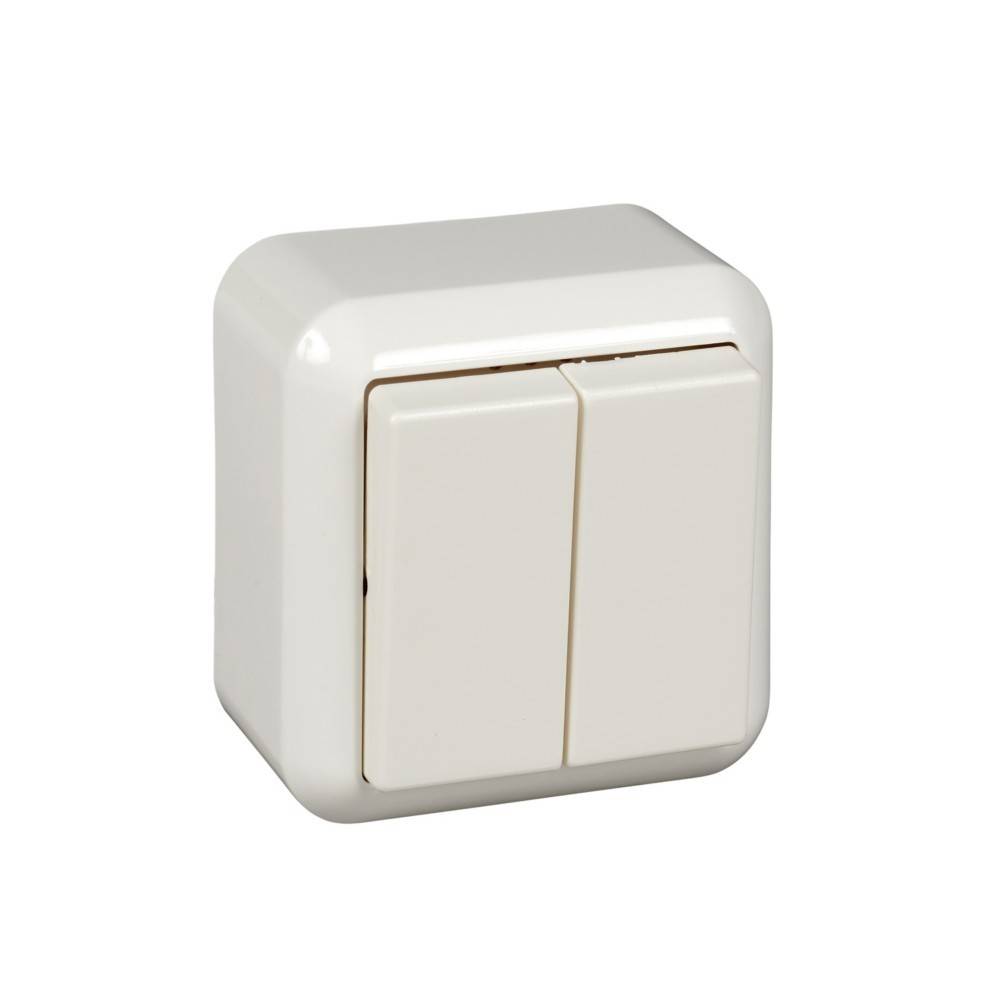 Ein weißer, rechteckiger Doppellichtschalter mit abgerundeten Kanten, an einer Wand montiert.