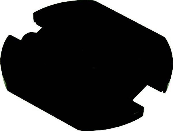 Eine schwarze Plastik-Objektivkappe für eine Kamera liegt flach und zeigt ihre kreisförmige Gestalt mit seitlichen Einschnitten und einer leichten Rille entlang der Kanten.