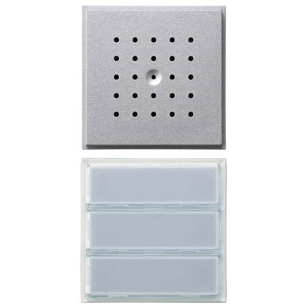 Quadratischer Metallgegensprechanlage-Lautsprecher mit perforierten Löchern über drei beleuchteten rechteckigen Tasten zum Anrufen oder Kommunizieren.