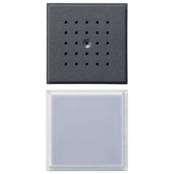 Ein zweiteiliger Auto-Lufterfrischer; der obere Teil ist ein schwarzes, gelochtes Quadrat, und der untere Teil ist ein durchsichtiges Quadrat, das den Duft enthält.