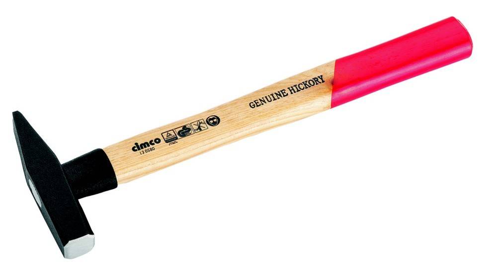 Ein Holzgriff mit roter Spitze, versehen mit dem Text ‚ECHTER HICKORY' und Sicherheitssymbolen, der Haltbarkeit und Konformität signalisiert.