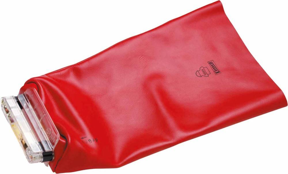 Rote wasserdichte Tasche mit durchsichtigem Reißverschlussende, gezeigt auf weißem Hintergrund.