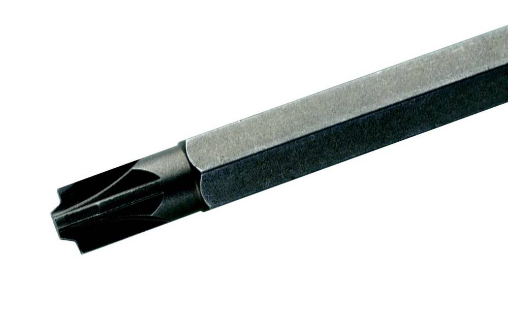 Eine Nahaufnahme eines quadratischen Räumwerkzeugs, das seine scharfen Schneidkanten und den Griff zeigt, entwickelt für präzise Materialbearbeitung.