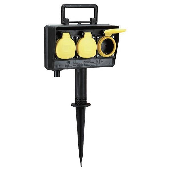 Ein schwarzer, für den Außenbereich geeigneter Stromverteiler mit drei gelben Steckdosen ist für den Gartengebrauch konzipiert, verfügt über ein spitzes Ende zum Einsetzen in den Boden und einen Griff an der Oberseite.