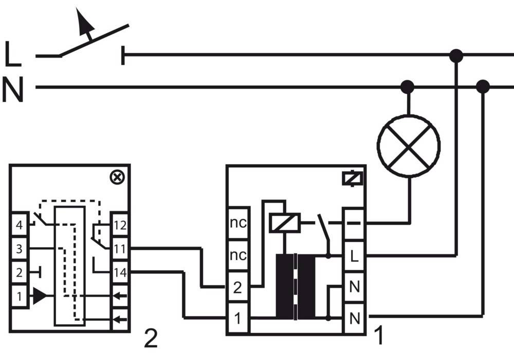 Schaltplan mit einem Schalter, der eine Glühbirne steuert, mit Hin- und Rückleitung, die durch nummerierte Klemmleisten und Relais-/Modulsymbole verbunden sind.