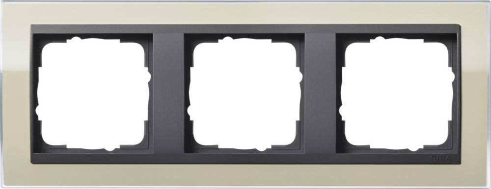 Eine Lichtschaltertafel mit drei leeren Schalterplätzen, vor einem neutralen Hintergrund.