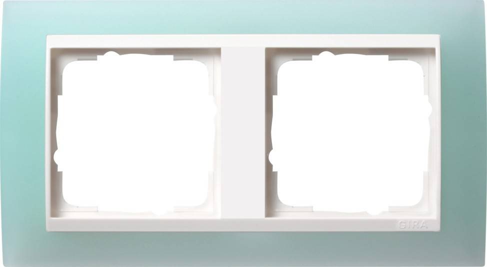 Ein weißer Fensterrahmen vor einer blassen blauen Wand, in drei gleich große Abschnitte unterteilt, von denen jeder teilweise durch weiße Überlagerungen verdeckt wird.