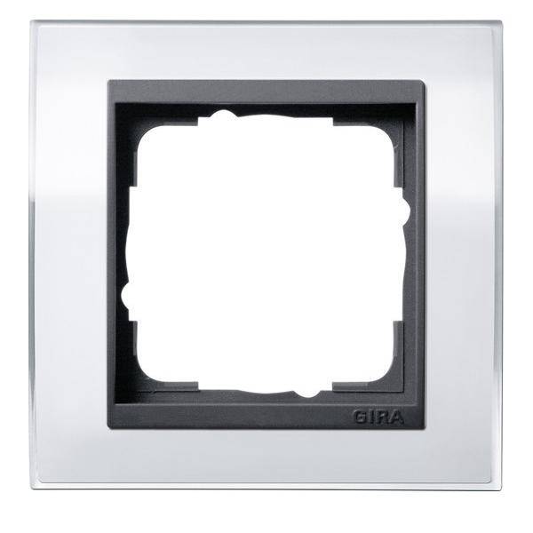 Elektrischer Wandrahmen mit quadratischer Ausnehmung, geeignet für Schalter oder Steckdosen, mit metallischer Außenoberfläche und der Beschriftung 