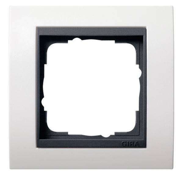 Weißer quadratischer Lichtschalterrahmen mit einer zentralen Lücke zum Einsetzen von Schaltern, unten rechts mit 'Gira' markiert.