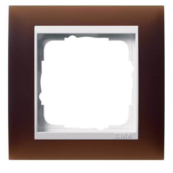 Eine quadratische, braune elektrische Schalterabdeckung mit einem weißen Innenrahmen. Die Marke 'Gira' ist unten rechts eingeprägt.