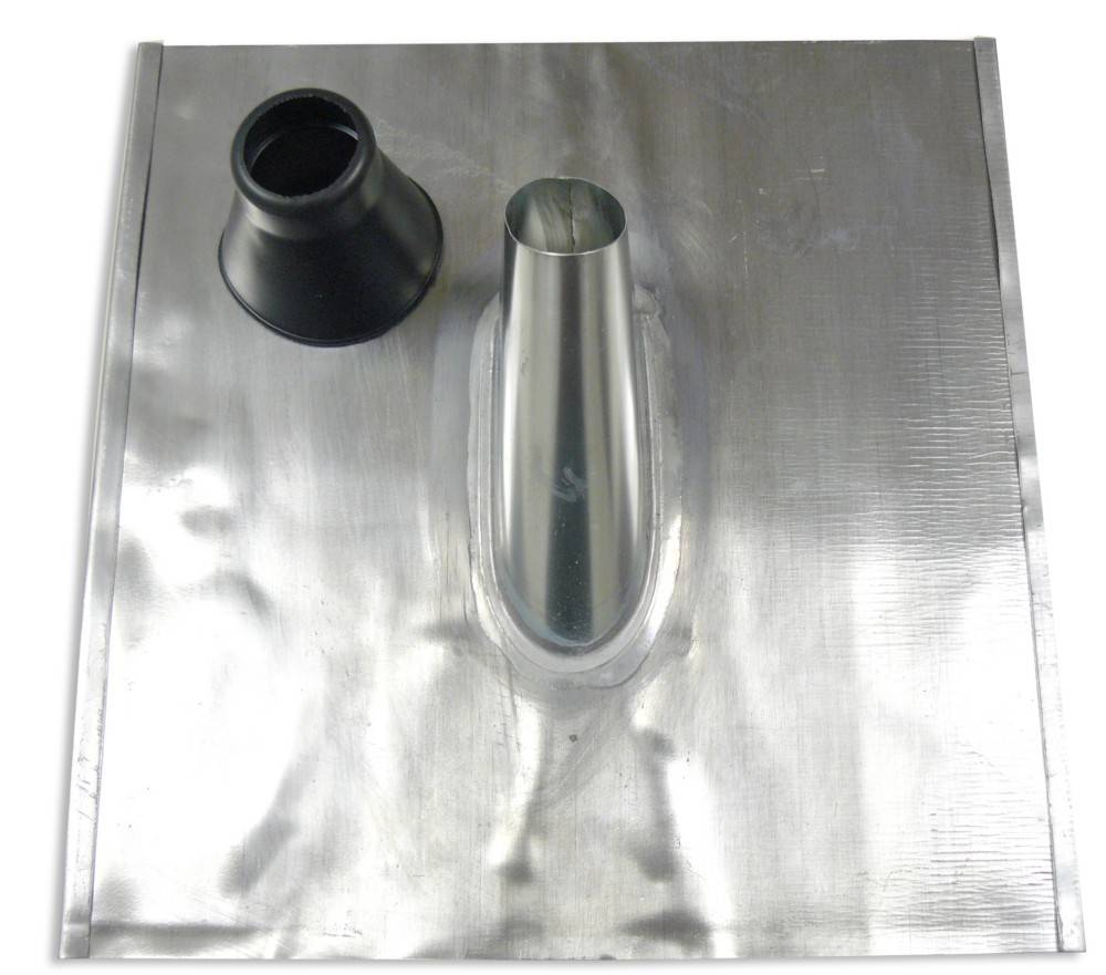 Ein Metalldachblech-Set mit einem schwarzen Gummikegel und einem zylindrischen Metallentlüftungsrohr, das zur Abdichtung von Dachdurchdringungen verwendet wird.