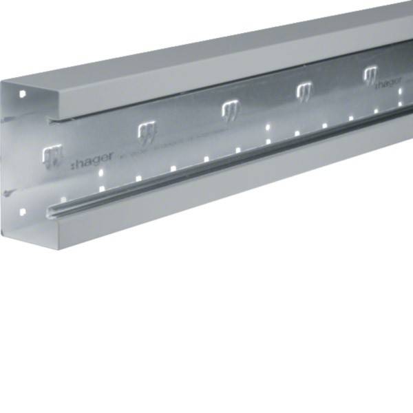 Aluminium-Montgeschiene für elektrische Installation, mit Hager-Beschriftung, mit Schlitzen zur Befestigung von Komponenten, aus einem Winkel betrachtet.