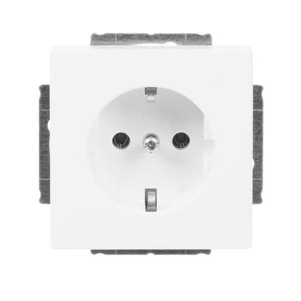 Eine weiße Steckdose mit einer runden Öffnung und zwei Stiftelöchern, geeignet für europäische Standardstecker.