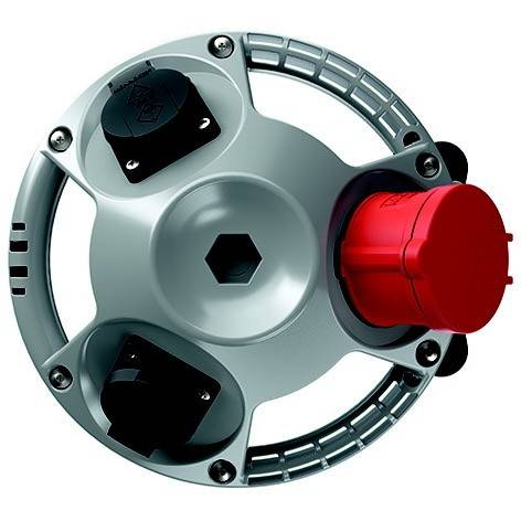 Nahaufnahme eines kreisförmigen metallischen Industriesteckers mit einer roten Schutzkappe und drei schwarzen Buchsenöffnungen.