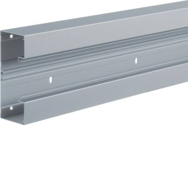 Ein metallischer silberner Schlitzkanal mit zwei parallelen C-förmigen Schienen, der zur Montage von elektrischen Komponenten verwendet wird. Die Schlitze ermöglichen Vielseitigkeit bei der Installation.