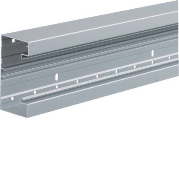 Eine horizontale metallische Montageschiene mit gerillter Oberfläche zur Befestigung und Unterstützung von elektrischen Komponenten, vor einem einfarbigen Hintergrund dargestellt.