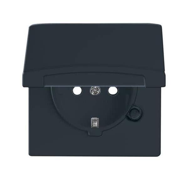 Eine schwarze Außen-Steckdose mit geschlossenem Schutzdeckel.