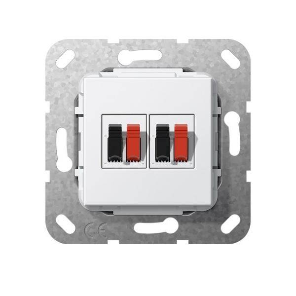 Eine Dual-Port-Modularbuchse mit beschrifteten Anschlüssen für Ethernetkabel, montiert auf einer Metallrückplatte.