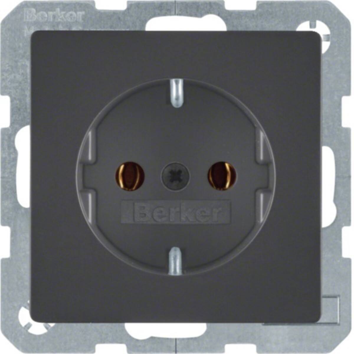 Nahaufnahme einer Berker Elektrosteckdose mit dunklem quadratischem Abdeckrahmen und Metallmontagebügel.