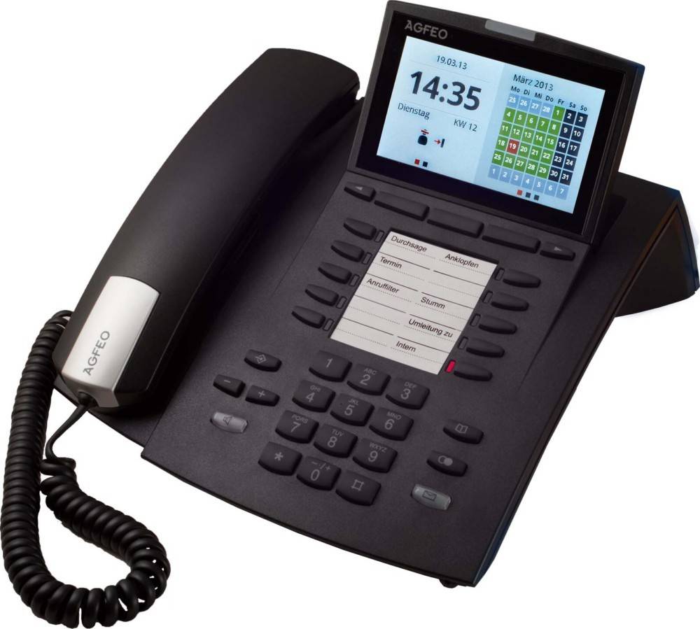 Ein schwarzes Bürotelefon mit Handapparat, Tasten und einem Farbdisplay, auf dem ein Kalender und eine Liste der letzten Anrufe zu sehen sind.