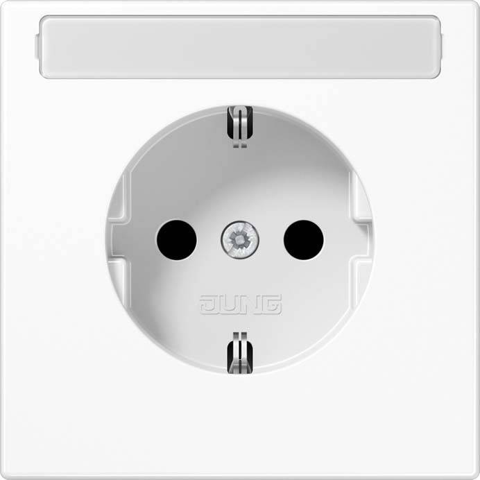 Eine weiße elektrische Wandsteckdose mit zwei runden Löchern und einem Erdungsbolzenschlitz, umrahmt von einem quadratischen Rahmen.