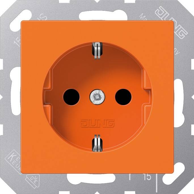 Orangefarbene Steckdose mit zwei runden Löchern und Erdungsstift in der Mitte, montiert auf einem metallischen Rahmen.