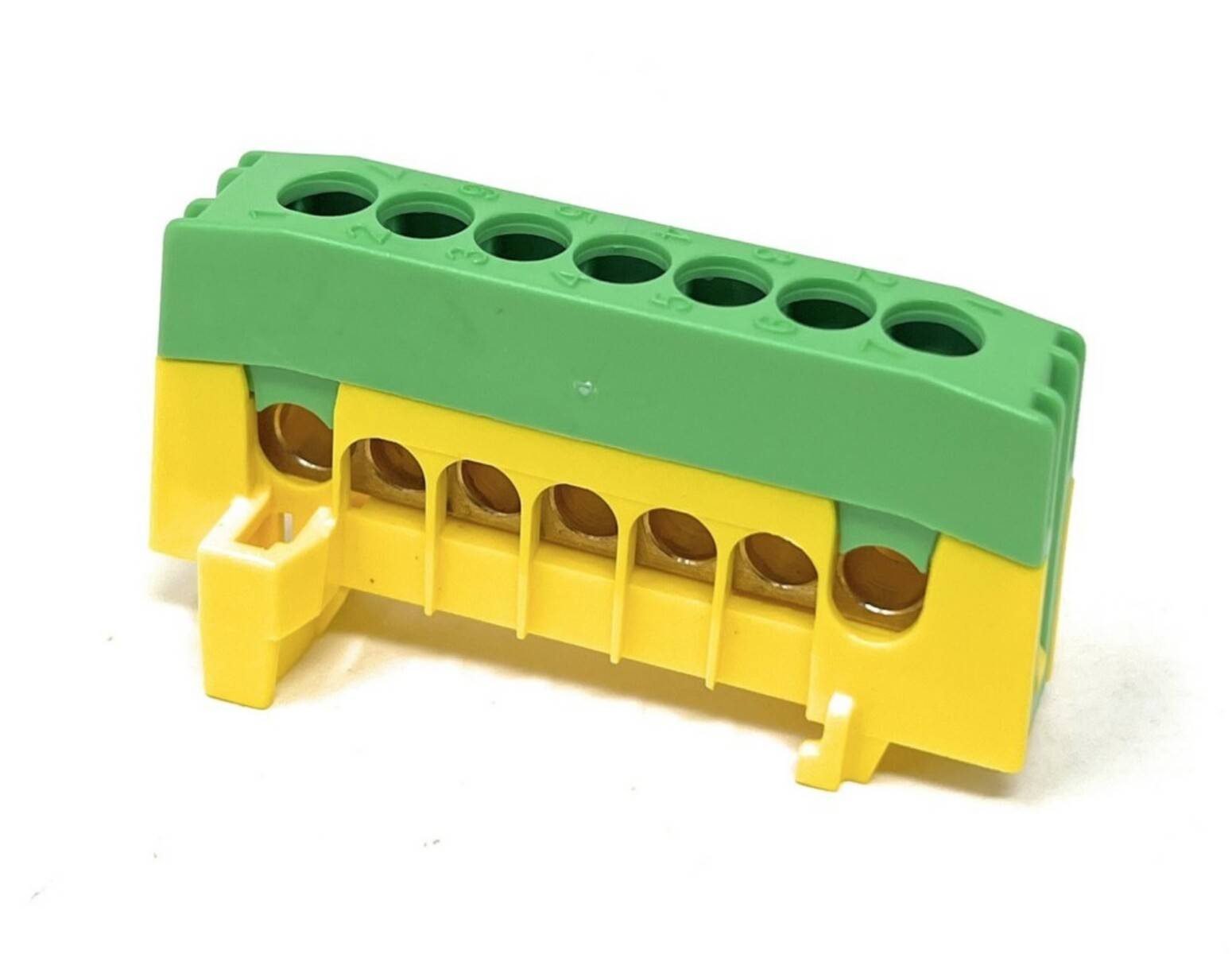 Ein grüner und gelber Elektroklemmenblock mit mehreren Anschlusspunkten, der für Verkabelungen und Schaltungsaufbau in elektrischen Systemen verwendet wird.