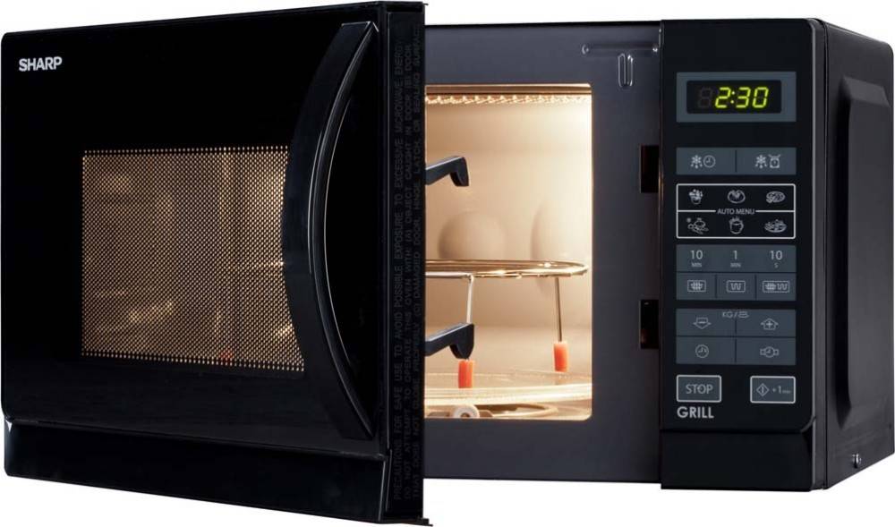 Ein Mikrowellenherd mit geöffneter Tür, der ein leeres Inneres und einen Grillrost zeigt, mit einem sichtbaren Bedienfeld auf der rechten Seite.