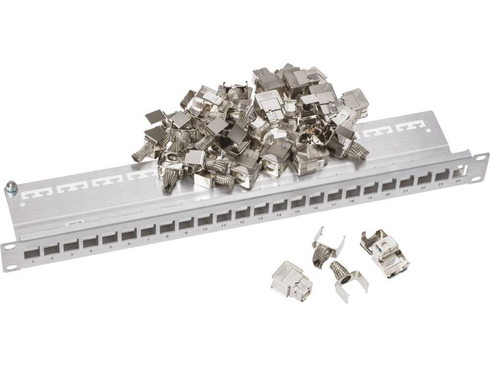 Ein Haufen metallischer Keystoneeinsätze mit Abschirmung liegt auf einer Rack-montierten Patchplatte, mit drei Einsätzen an der Seite.