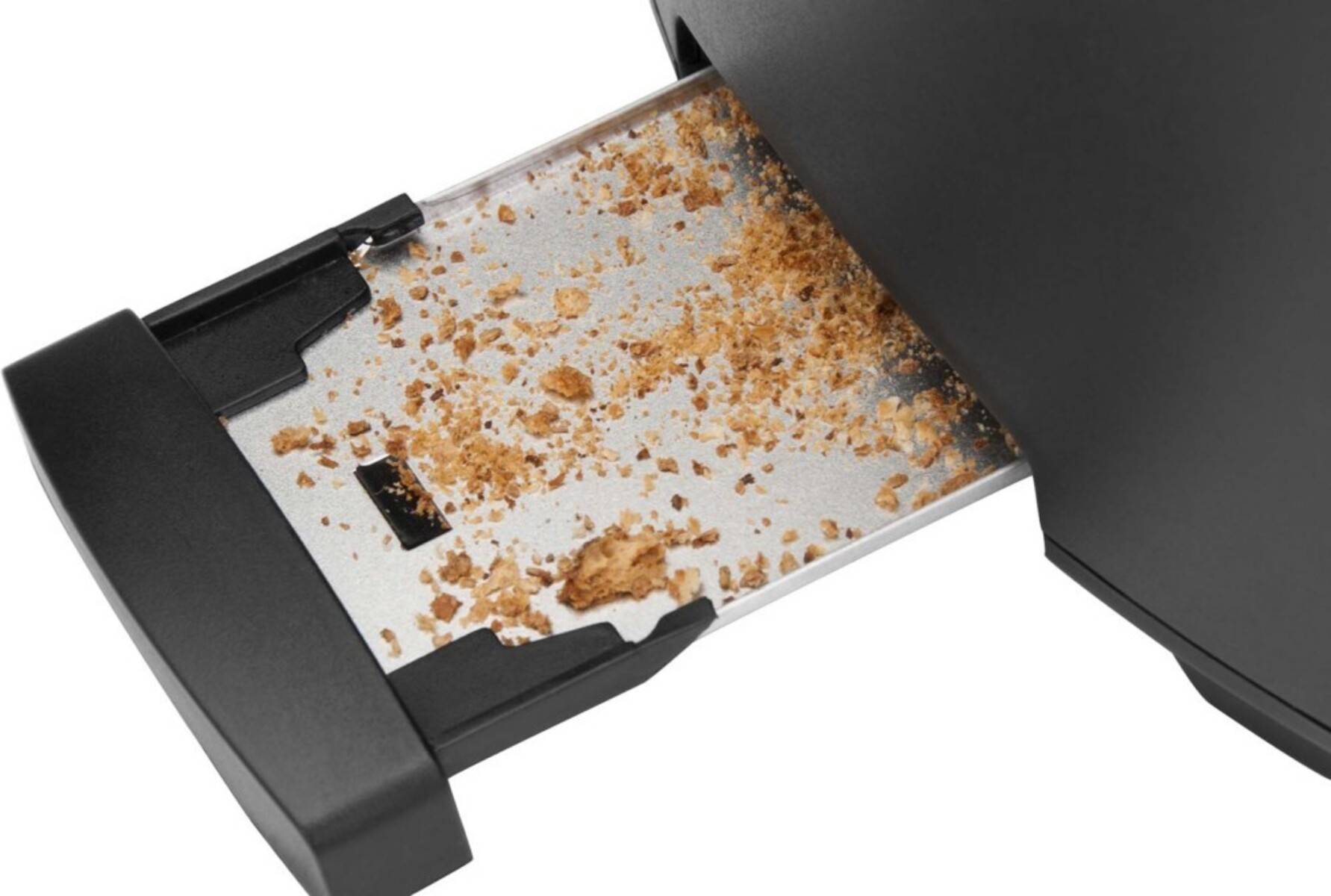 Ein Krümelbehälter eines Toasters ist leicht herausgezogen und zeigt mehrere angesammelte Krümel, was darauf hindeutet, dass er gereinigt werden muss.