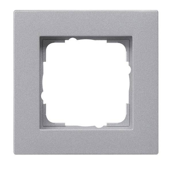 Ein quadratischer Metallrahmen mit einer zentralen Aussparung, der üblicherweise zur Montage von Elektroschaltern oder Steckdosen verwendet wird.