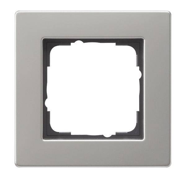 Metallischer Quadratrahmen mit offenem Zentrum, typischerweise verwendet für die Aufnahme von Schaltern oder Steckdosen. Der Rahmen ist silberfarben mit glatter Oberfläche.