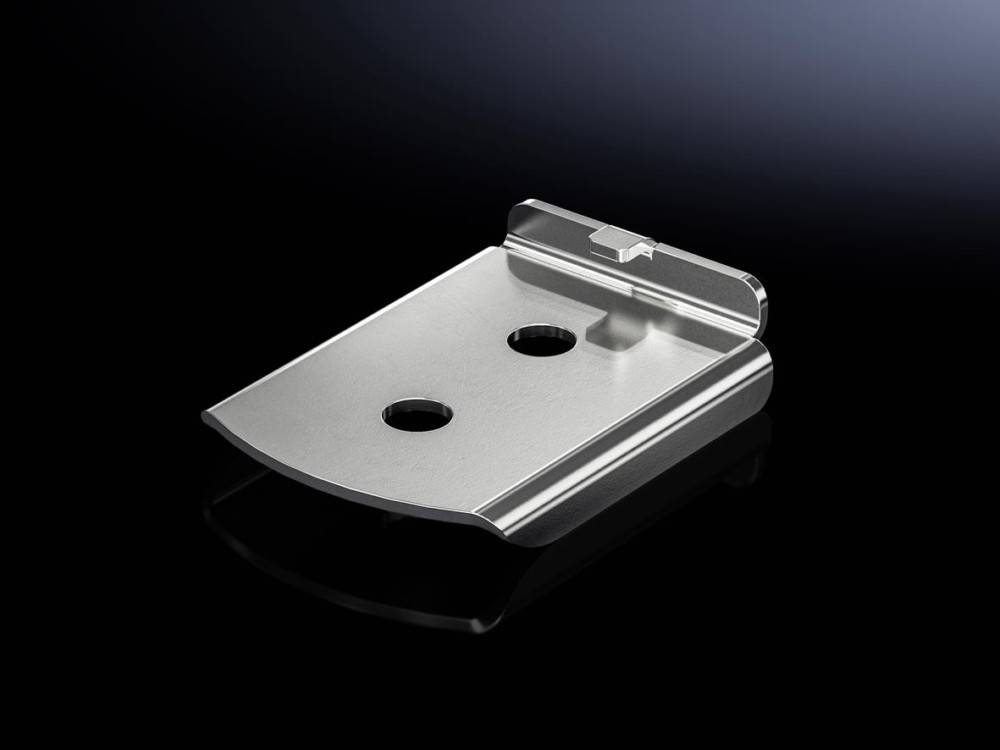 Eine silberne Metallhalterung mit zwei Löchern und einer erhöhten Kante auf einem dunklen Hintergrund.