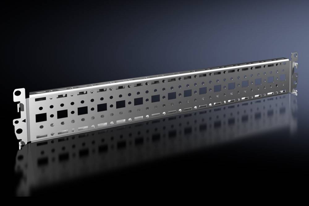 Ein schlanker Metallträger mit gleichmäßig angeordneten rechteckigen und kreisförmigen Ausschnitten, der vor einem dunklen Hintergrund mit reflektierender Oberfläche zu sehen ist.