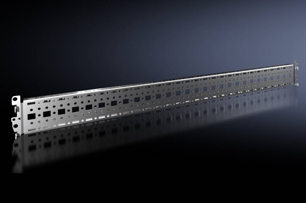 Ein langer, gelochter Metallträger mit einer reflektierenden Oberfläche vor dunklem Hintergrund.