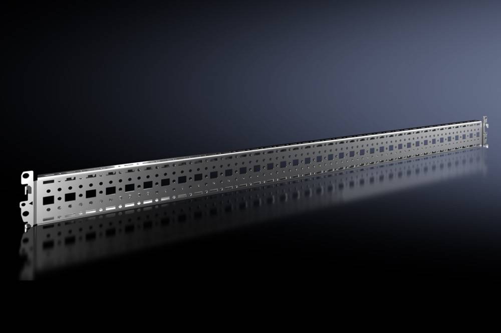 Ein langer, metallischer Strukturbalken mit gleichmäßig angeordneten rechteckigen Löchern, vor einem dunklen Verlaufshintergrund, aus einem Winkel betrachtet.