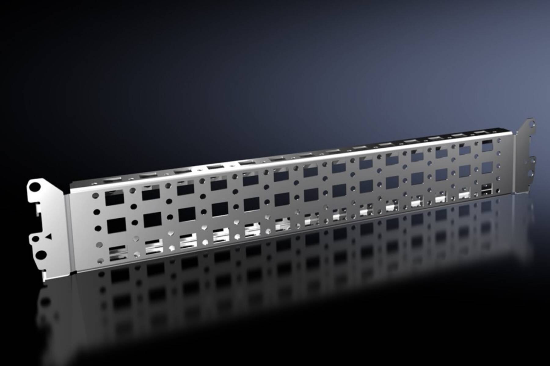 Metallserver-Rack-Schiene oder Montageklammer mit perforierten Schlitzen, dargestellt auf reflektierendem dunklem Hintergrund.