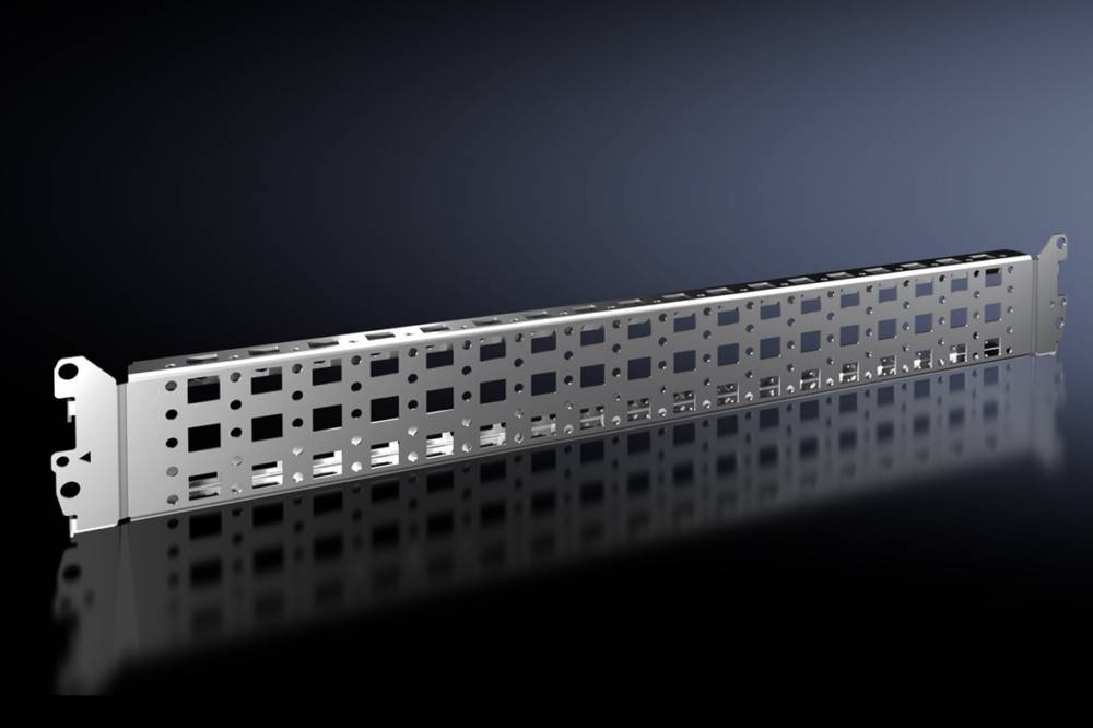 Ein langer, perforierter Metallstreifen mit rechteckigen Ausschnitten vor einem Farbverlaufshintergrund in dunklen Tönen, der ein elegantes, modernes Design vermittelt.