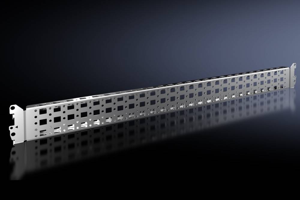 Eine Nahaufnahme eines metallischen perforierten Stabes mit rechteckigen Ausschnitten, dargestellt vor einem dunklen Verlaufshintergrund, der seine Textur hervorhebt.