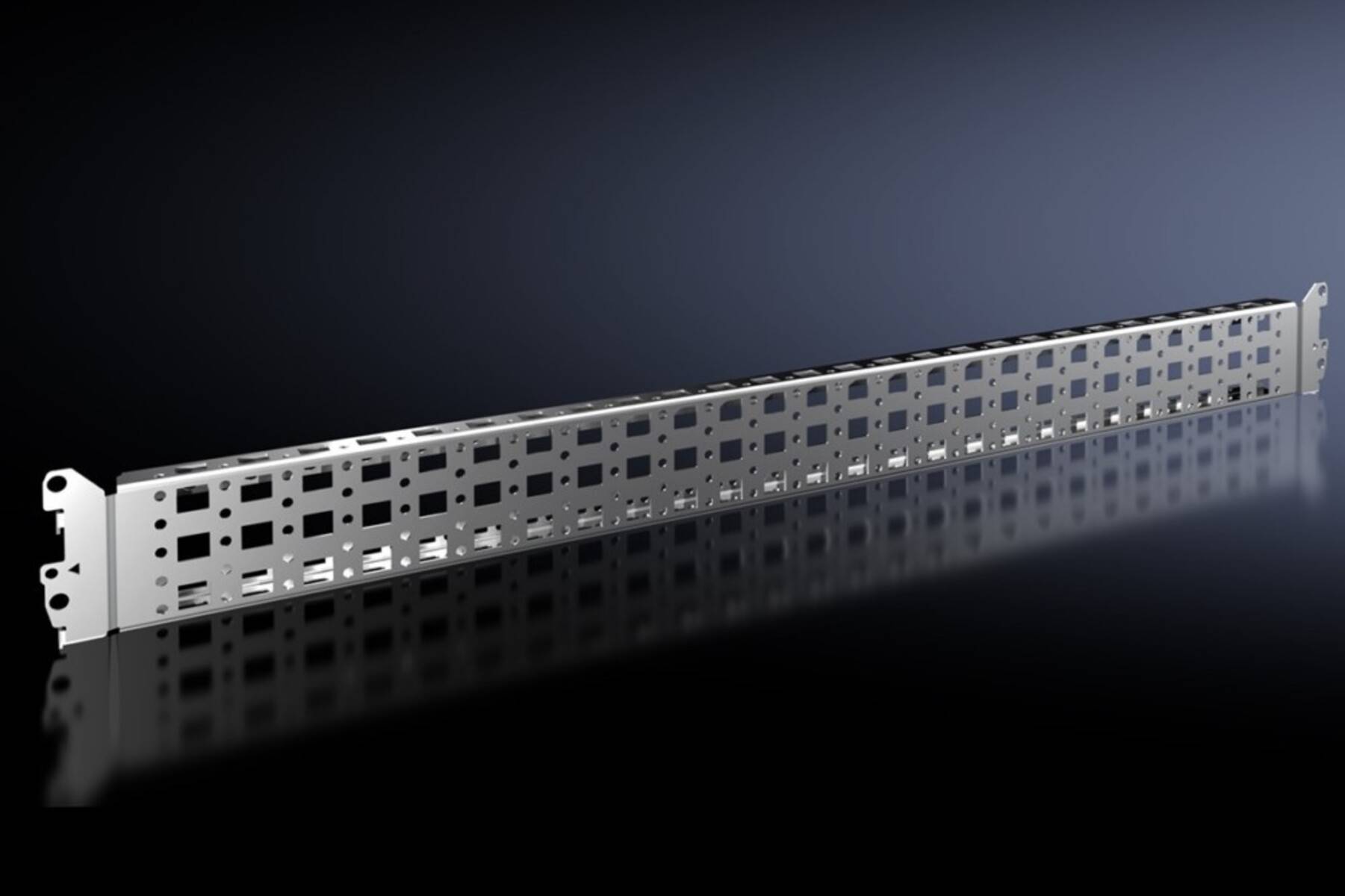 Ein langes silbernes Metall-Rack-Mount-Panel mit vielen quadratischen Ausschnitten und Befestigungslöchern, perspektivisch auf dunklem reflektierendem Untergrund dargestellt.