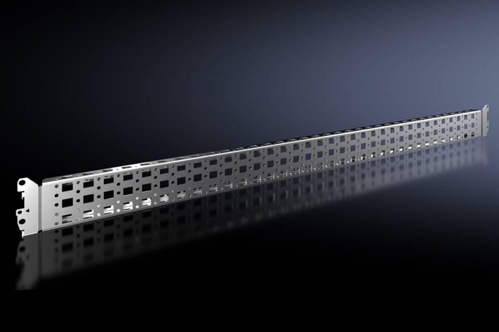 Ein metallischer perforierter Balken erstreckt sich diagonal über einen Verlaufshintergrund von Blau zu Schwarz und zeigt dabei seine Struktur und Designmerkmale.
