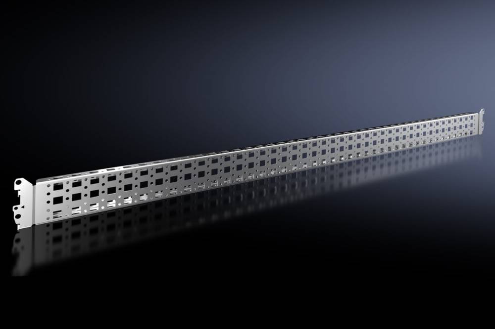 Ein langer metallischer gelochter Streifen, der sich horizontal vor einem Farbverlaufshintergrund in dunklen Tönen erstreckt und seine Struktur und sein Design präsentiert.