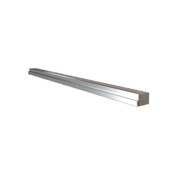 Ein langer, rechteckiger Metallträger mit glänzenden Kanten, wahrscheinlich für Bau- oder Ingenieurwesen verwendet, vor einem schlichten Hintergrund positioniert.