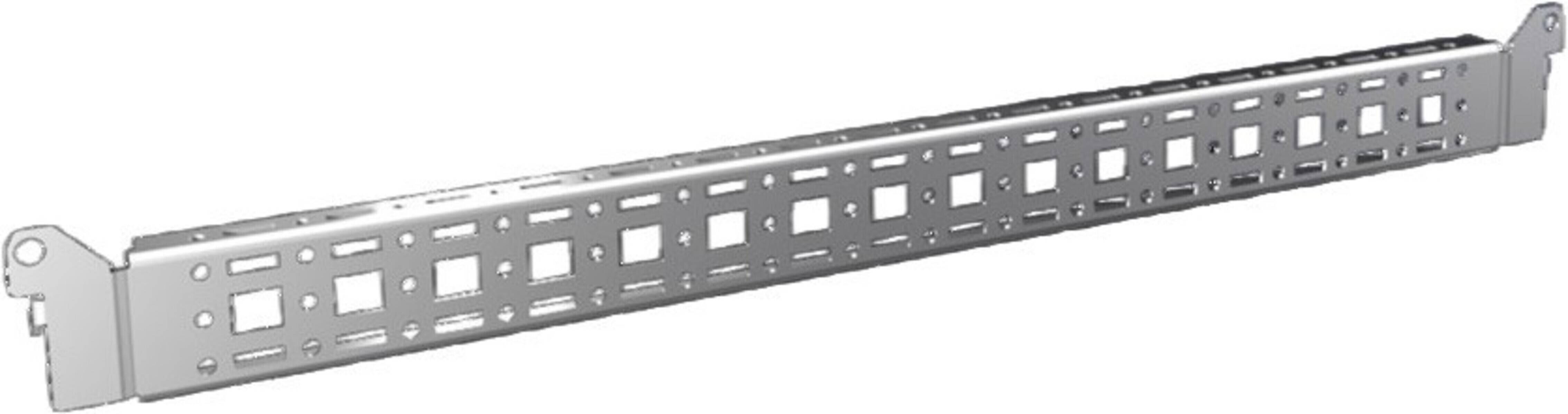Langes Metallmontageelement oder Schienenprofil mit zahlreichen rechteckigen Ausschnitten und Schraubenlöchern, gezeigt vor einfachem Hintergrund.