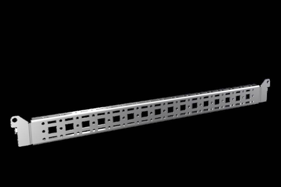 Ein metallischer rechteckiger Balken mit gleichmäßig verteilten quadratischen Löchern erstreckt sich horizontal vor einem schwarzen Hintergrund.