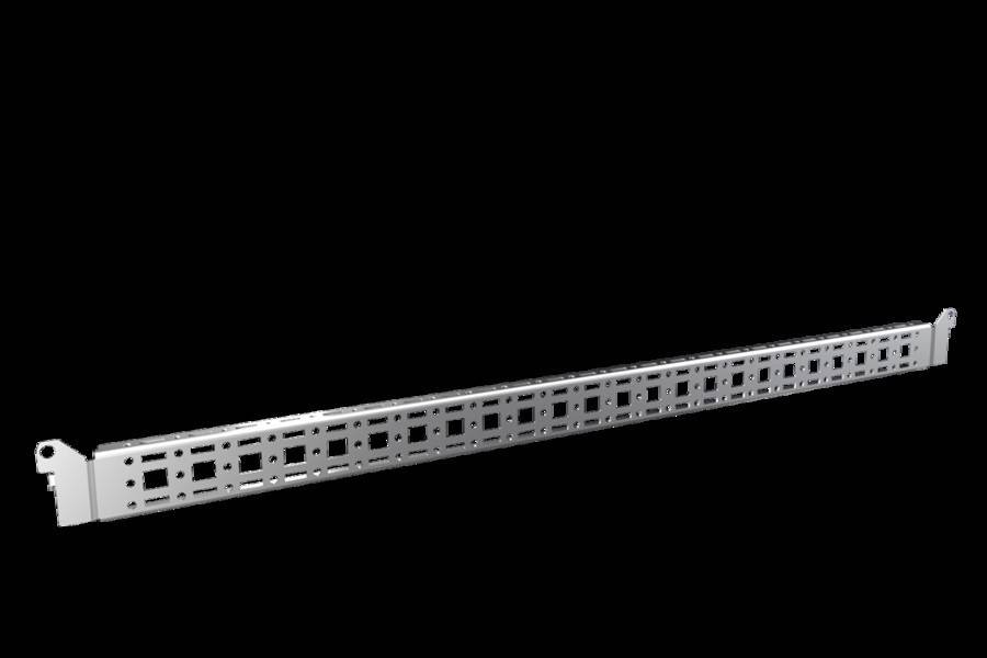 Silberner, perforierter Metallträger vor einem schwarzen Hintergrund, der eine Reihe von quadratischen Löchern zeigt, die gleichmäßig entlang seiner Länge verteilt sind.