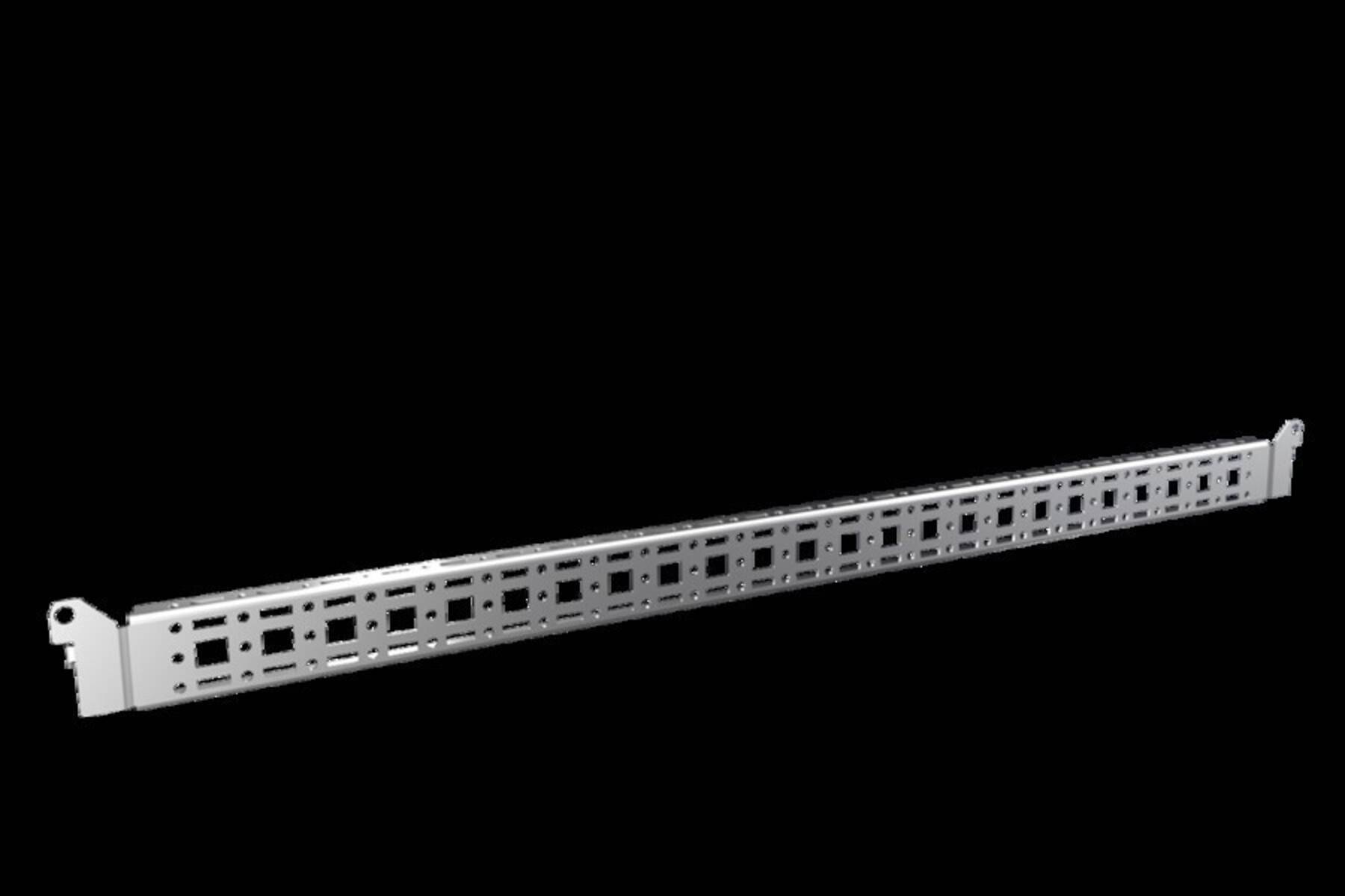 Lange Metallserver-Rack-Schienenbefestigung mit Befestigungslöchern, isoliert auf schwarzem Hintergrund dargestellt.