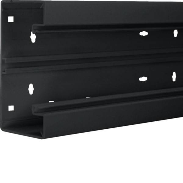 Eine schwarze Metallwandhalterung mit mehreren Schlitzmontageöffnungen für Schrauben, die entwickelt wurde, um schwere Gegenstände sicher an Wänden zu befestigen.