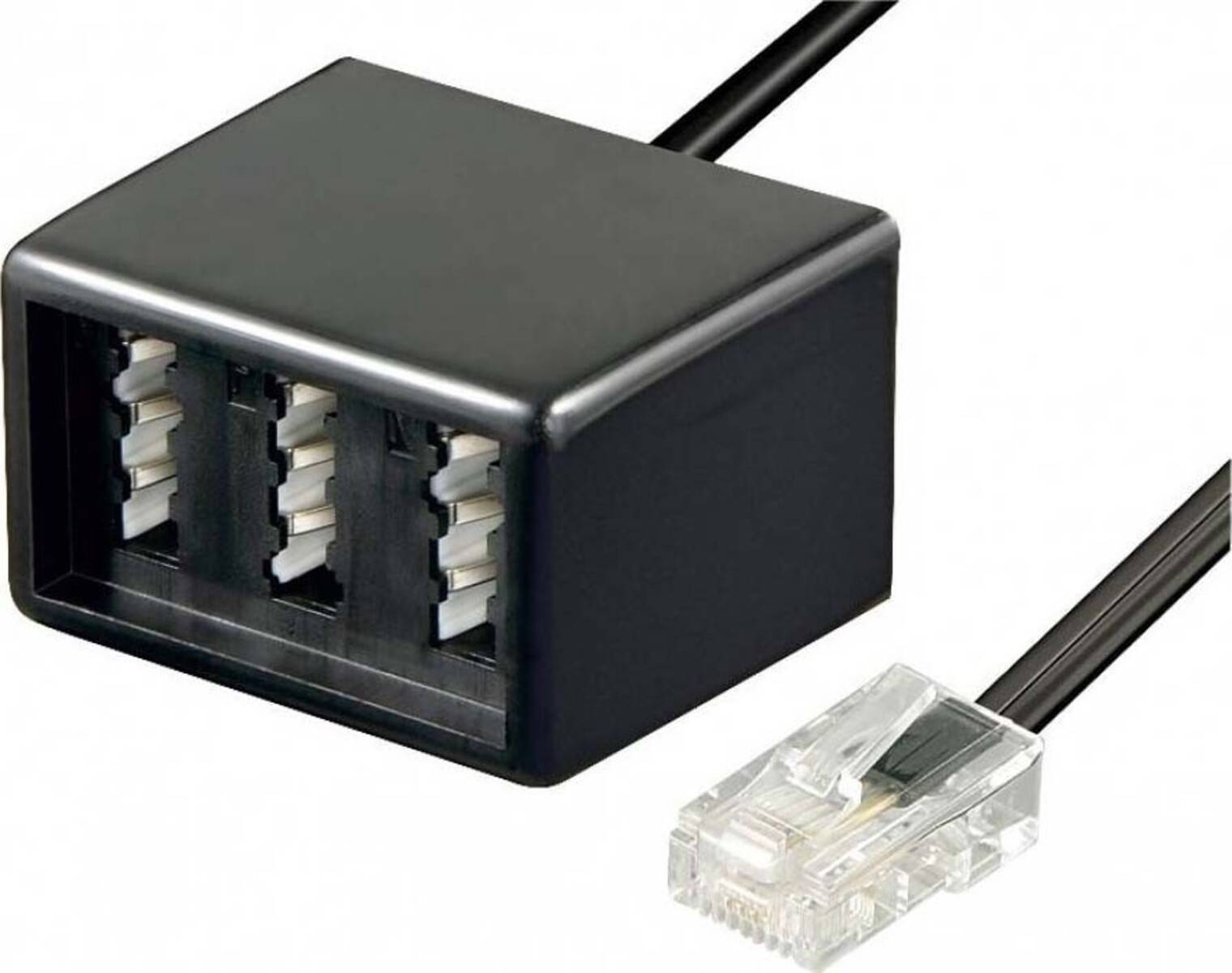 Ein schwarzer Ethernet-Kabel-Verteiler mit mehreren Anschlüssen ist mit einem durchsichtigen Ethernet-Stecker verbunden, was eine Netzwerkverbindungseinrichtung veranschaulicht.